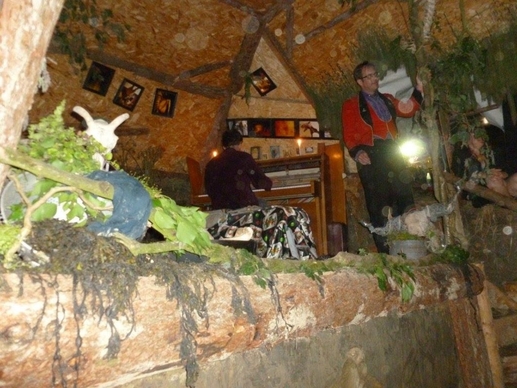 How to find the Underground Piano Bar at Glastonbury